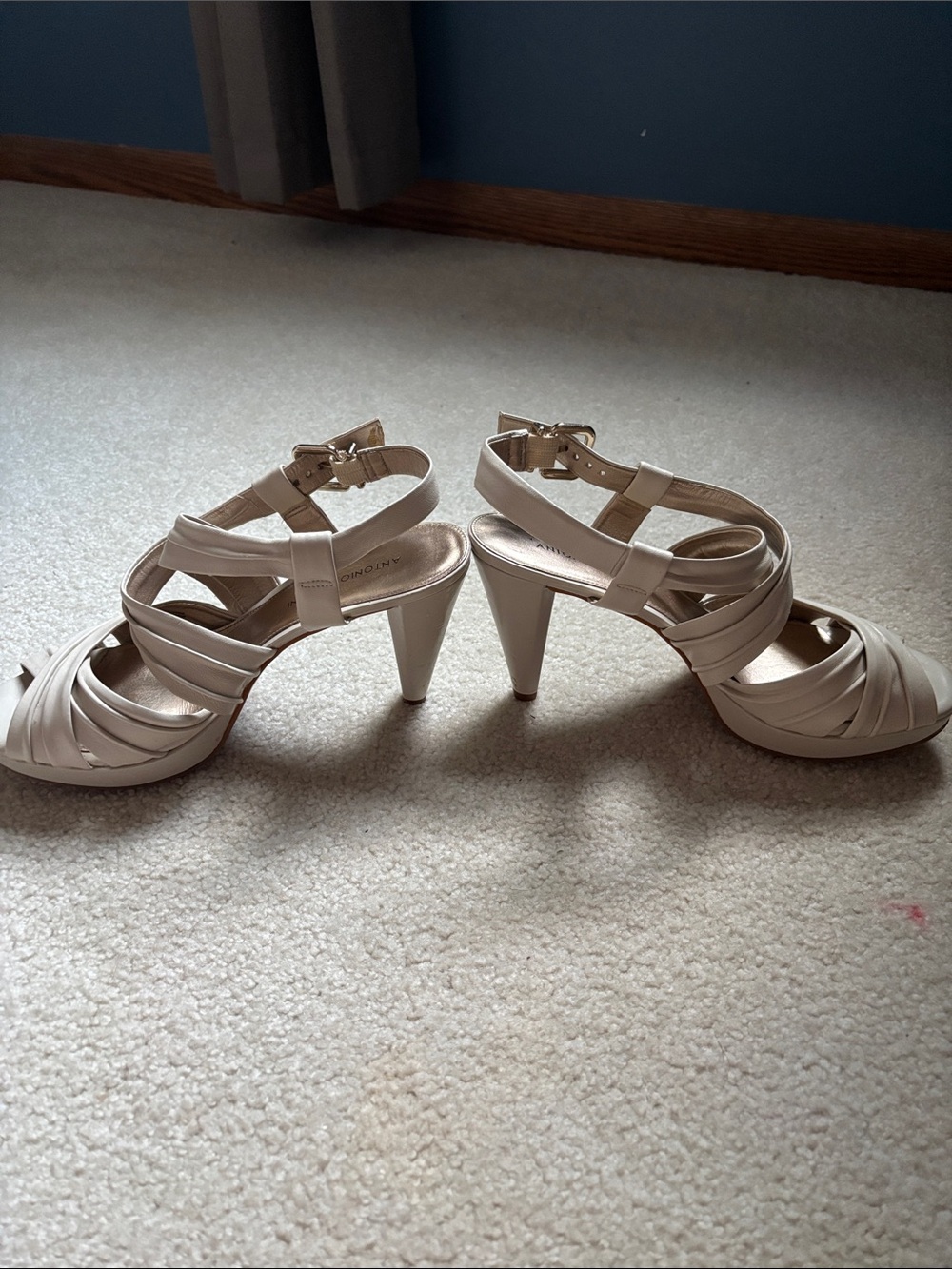 Ivory heels - Picture 2 of 4